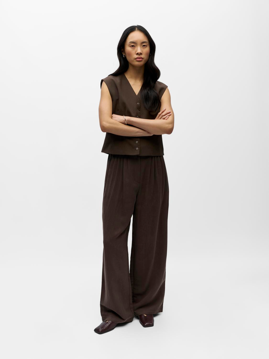 model_shot-front_full